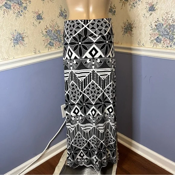 Charlotte Russe Black & White Print Maxi Skirt, Size M - Picture 5 of 10